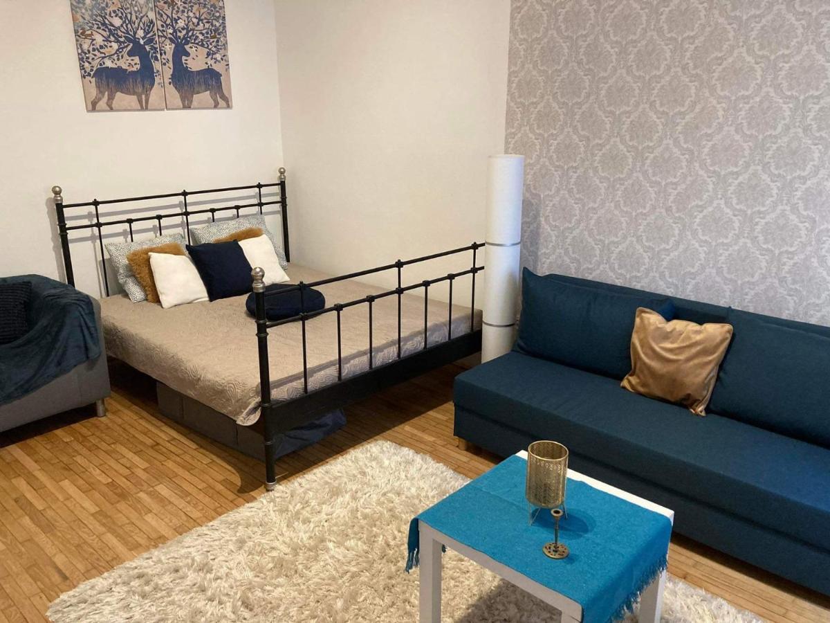 Butterfly Free Parking At Riverside Apartment — Photos 2