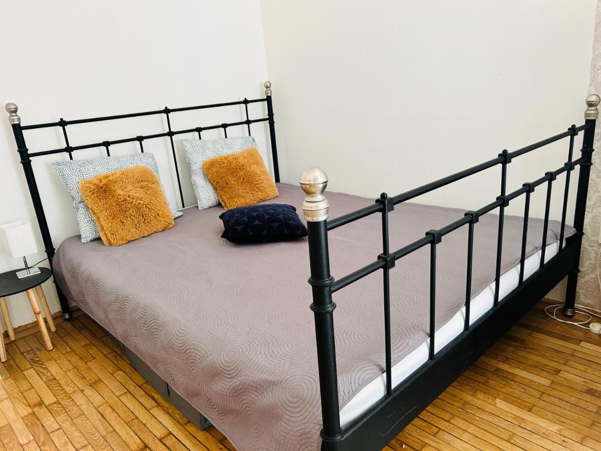 Butterfly Free Parking At Riverside Apartment — Photos 1